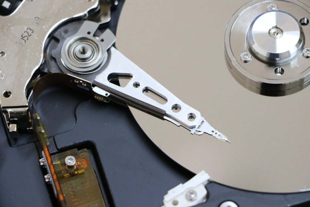Recuperacion de Datos Disco duro abierto mostrando componentes internos.